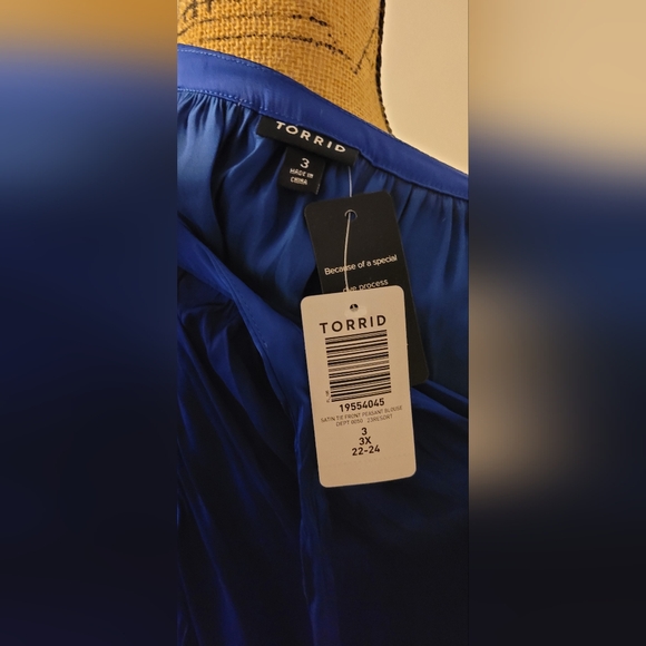 High-Neck Long-sleeved Blouse - Picture 5 of 5